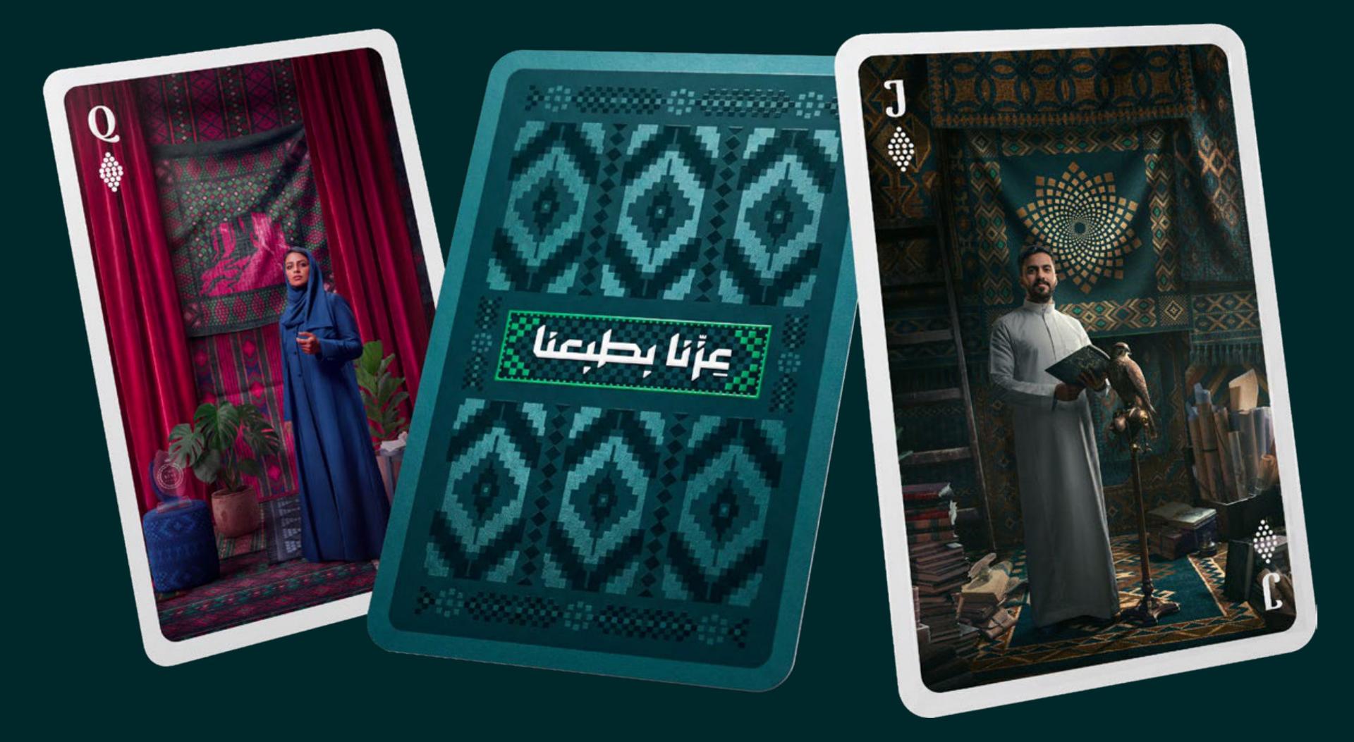 بطاقات مطبوعة تحمل رسومات وهوية اليوم الوطني